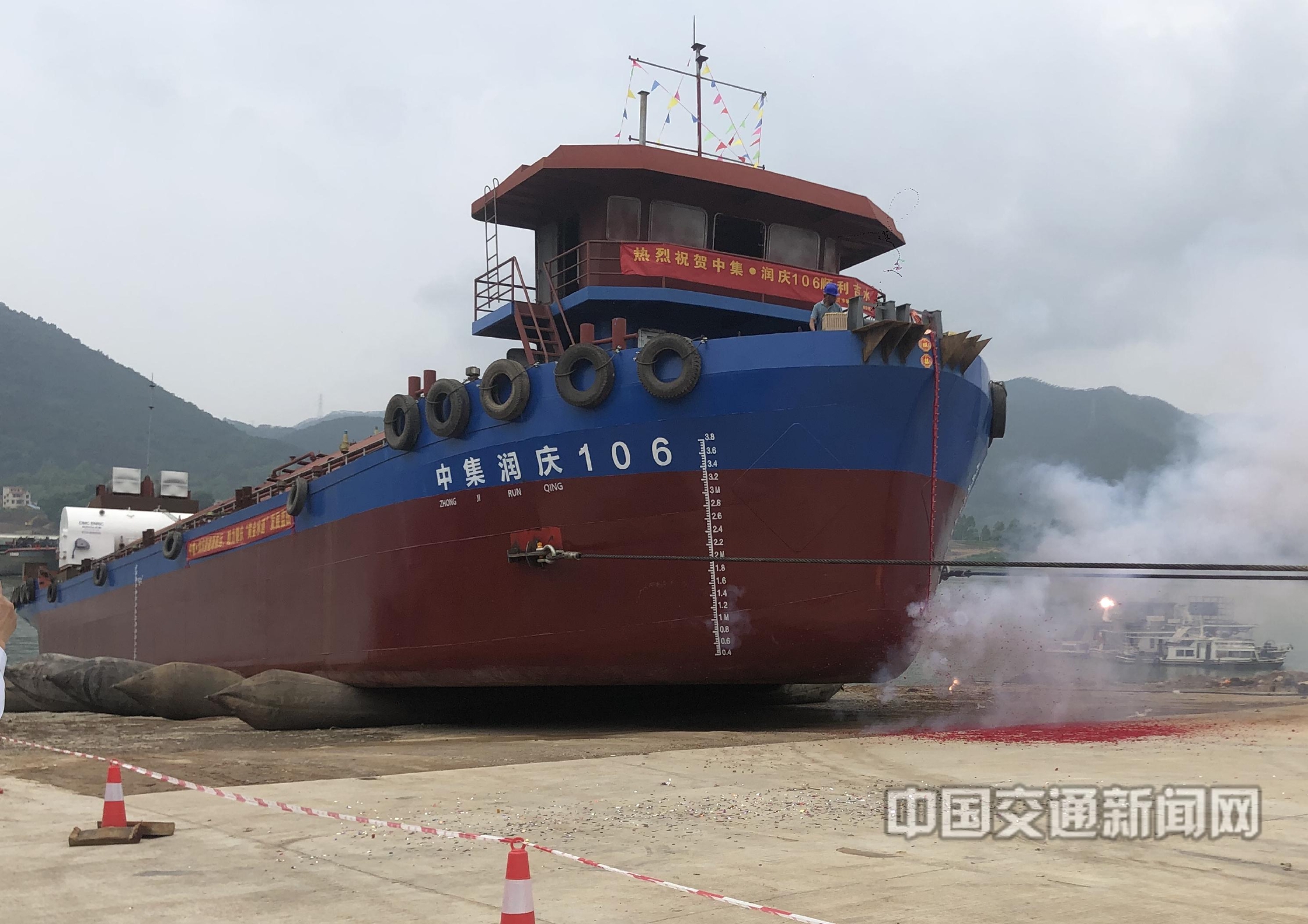 国内首艘lng动力水泥罐装船成功下水|lng_新浪财经_新浪网