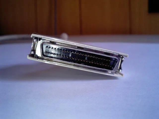 50 針的 SCSI 插頭