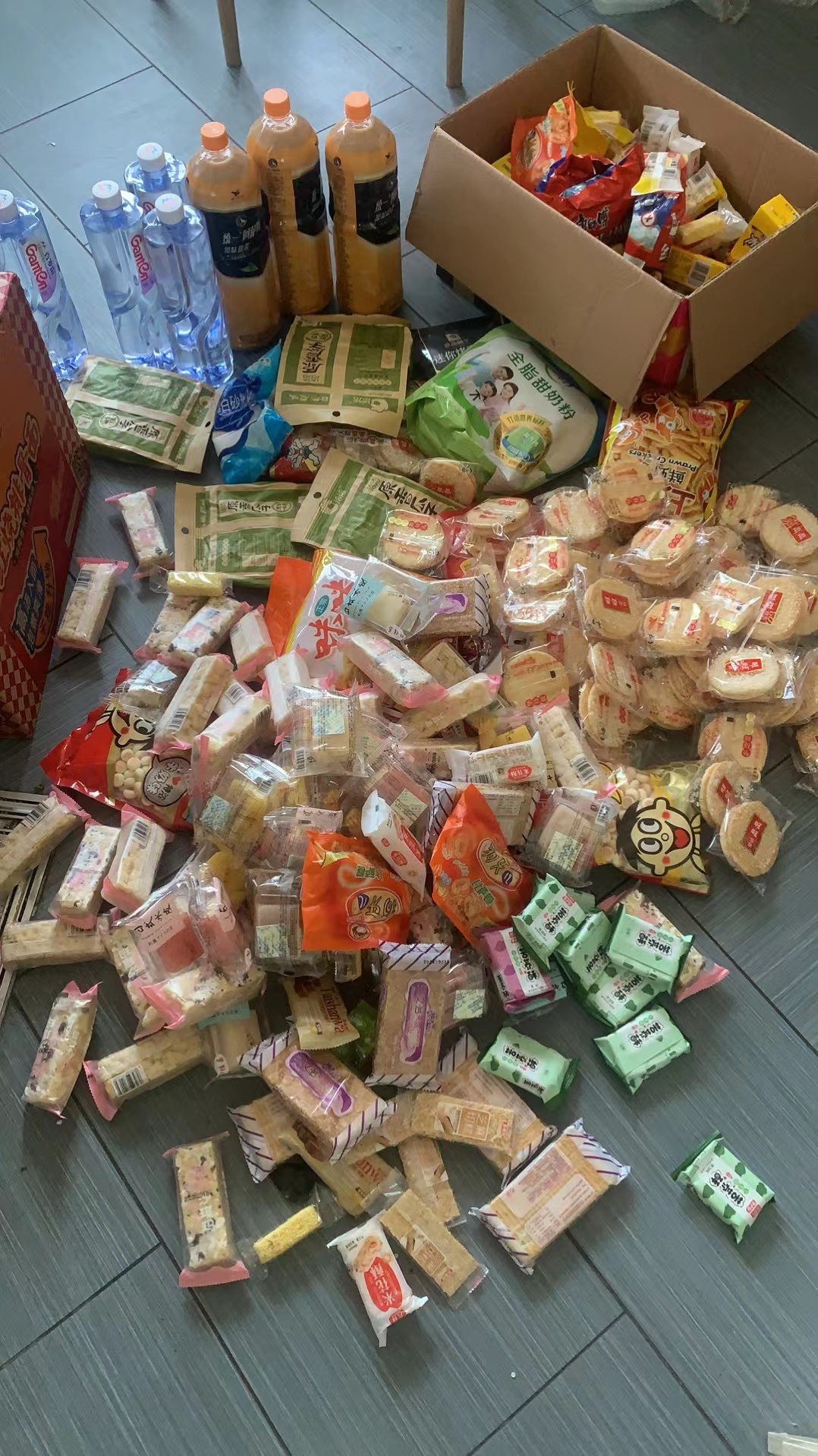 团购来需要分拣的物资图片来源:龚女士