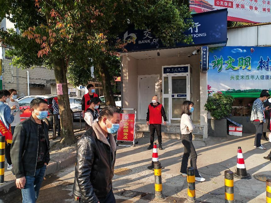 志愿者维持核酸检测现场秩序.蕉城区委文明办 供图