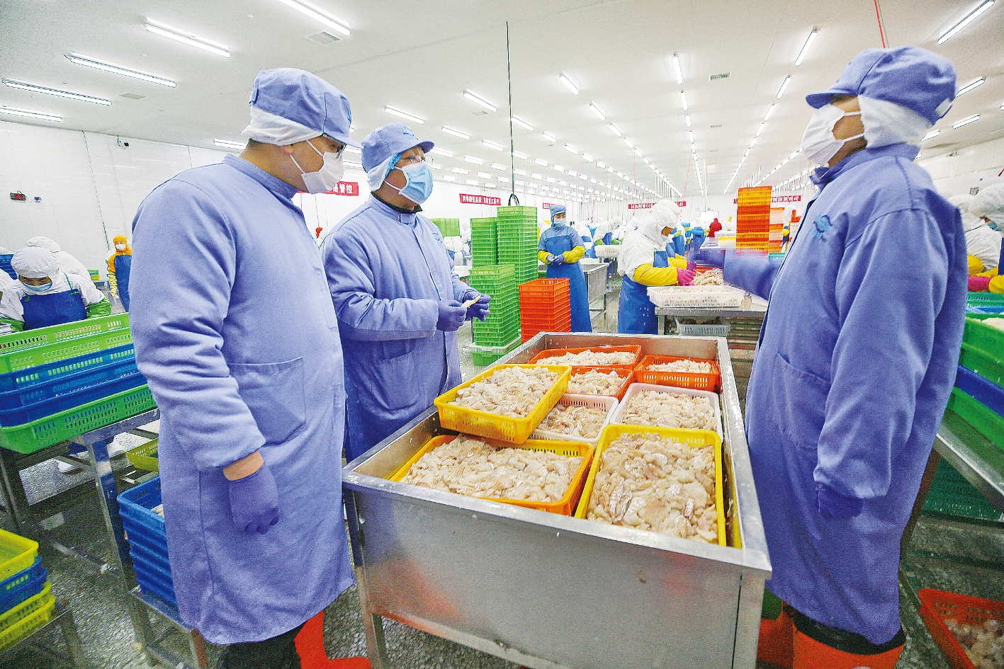 兴业银行大连分行客户经理在民营企业调研产品外销情况。 李敬伟/摄
