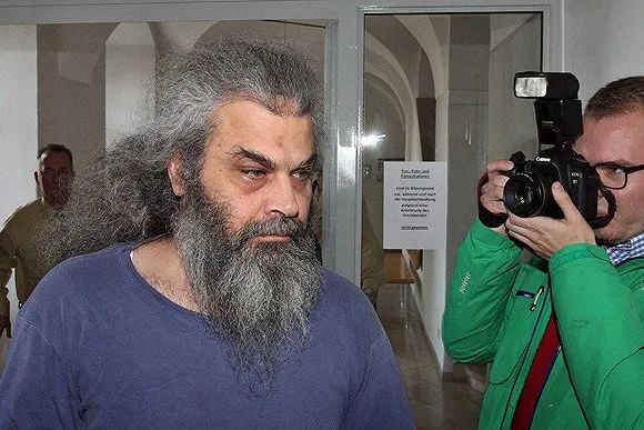 ·2013年10月14日，被误当做恐怖分子的马斯里出席庭审。