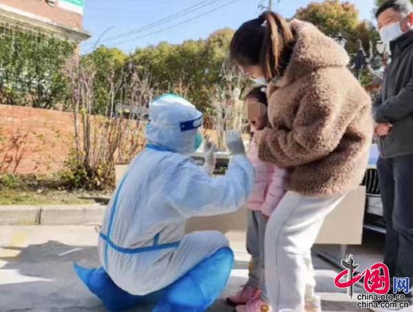 图片说明：来自江苏的援沪医务人员在为小区居民做核酸。（图片由受访者提供）