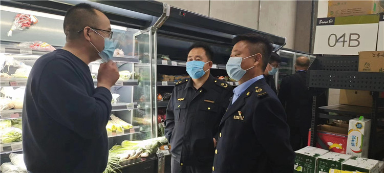 图为市场监管工作人员在开展执法检查.