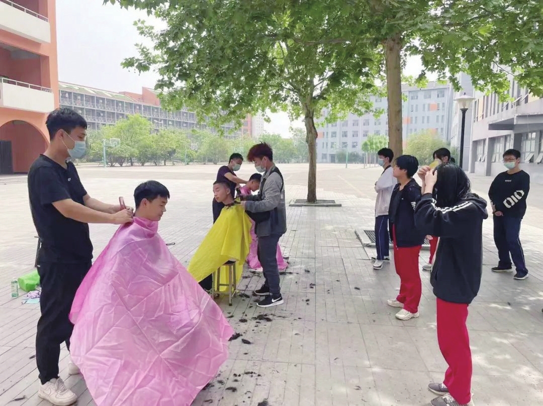 邯郸市第四中学邀请专业理发师进校园为大家解决理发难题