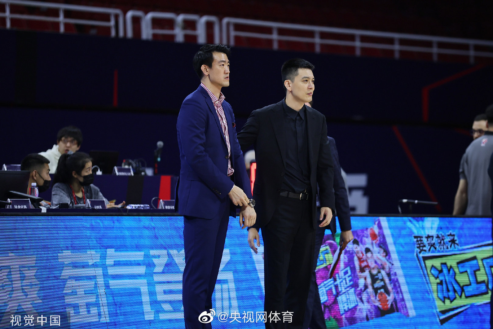 广厦主教练王博（左）和辽宁主教练杨鸣（右）。