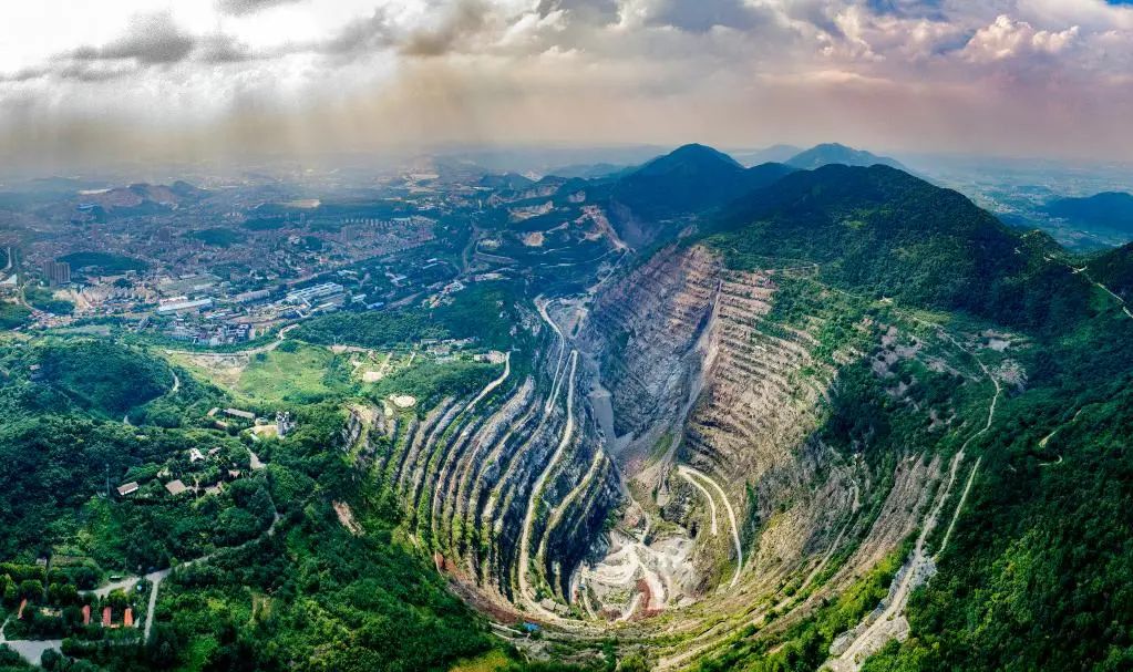 图为大冶铁矿采矿场巨坑.(受访者供图)