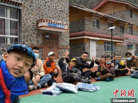 图为错那县麻麻乡完全小学学生和青联委员合影. 王莉 摄