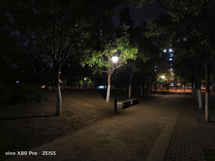 极暗光源场景表现，夜景模式 图源：品玩编辑拍摄