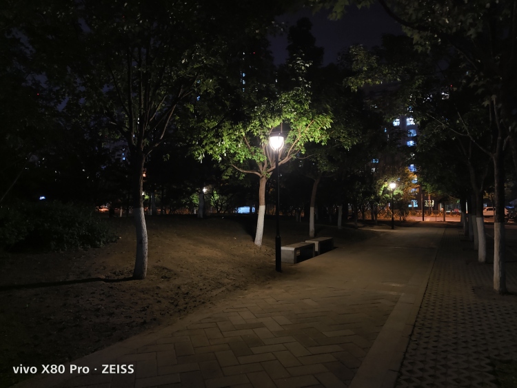 极暗光源场景表现,夜景模式 图源:品玩编辑拍摄