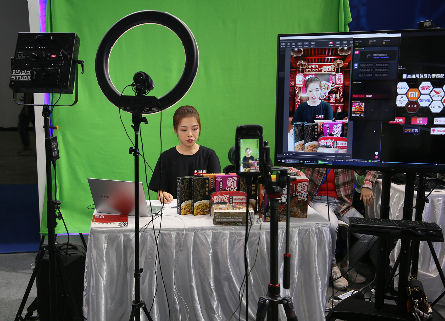 虚拟主播带货,风口竞逐易学难精 李佳琦和洛天依谁是直播电商的未来?