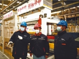 锦州供电公司员工在东方国际集装箱有限公司向客户了解用电需求。刘文剑 摄