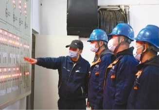 锦州供电公司员工在锦州神工半导体有限公司了解6期增容工程用电需求。刘文剑 摄