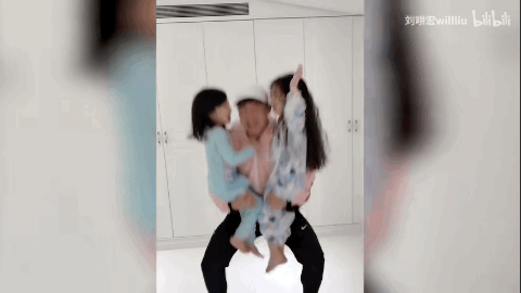 刘畊宏和女儿的“哑铃”运动