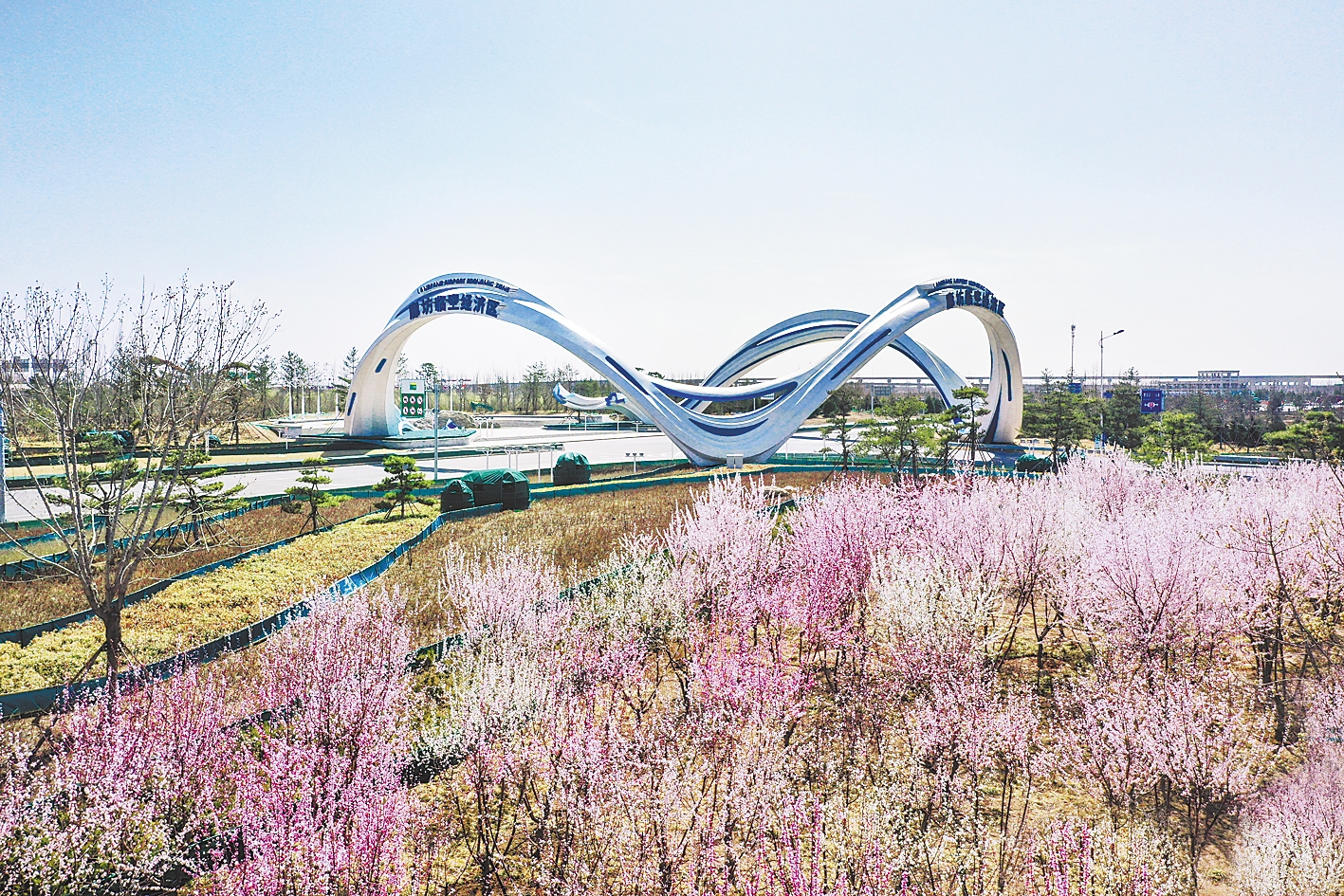 廊坊临空经济区生机盎然,这是廊坊临空之门. 河北日报通讯员 刘 岩摄