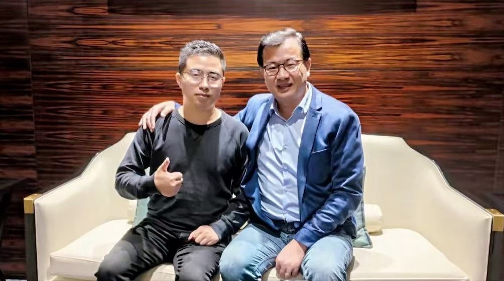 　　喜姐炸串创始人王宽宽(左)与嘉御资本董事长兼创始合伙人卫哲(右)