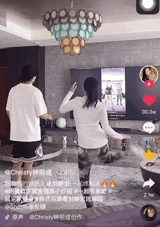 　　钟丽缇夫妇投屏跳操