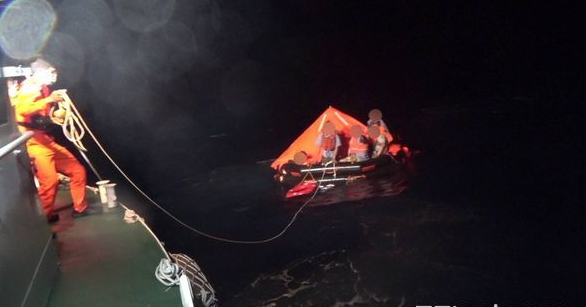 台湾货船与外籍油轮相撞沉没，船上9人全部落海，搜救画面曝光