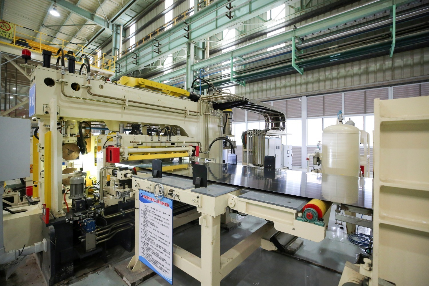 图为广西北港新材料有限公司精密带钢生产线.(刘臣东摄)