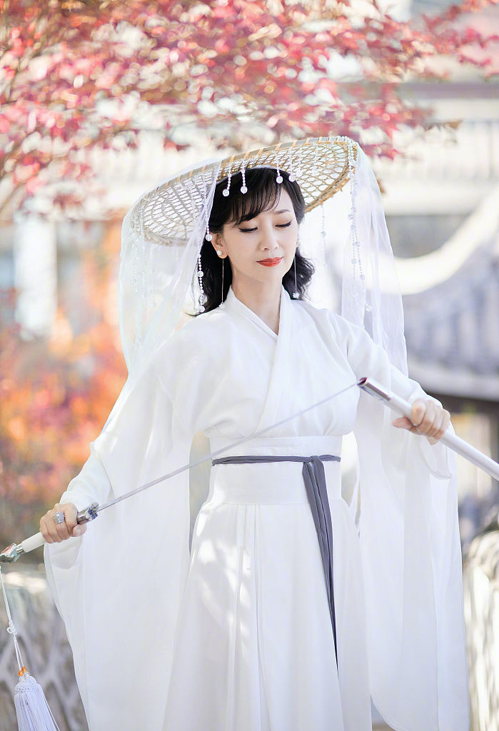 1/ 62022年4月26日,赵雅芝发布一组武侠造型写真.白衣胜雪,纵剑江湖.