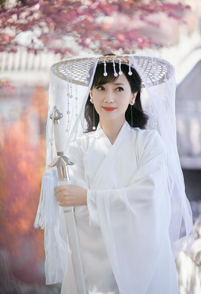 梦回"周芷若"!赵雅芝穿白衫变身侠女 身姿婀娜气质淡雅