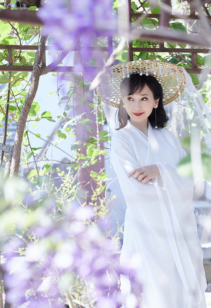 赵雅芝穿白衫变身侠女 身姿婀娜气质淡雅