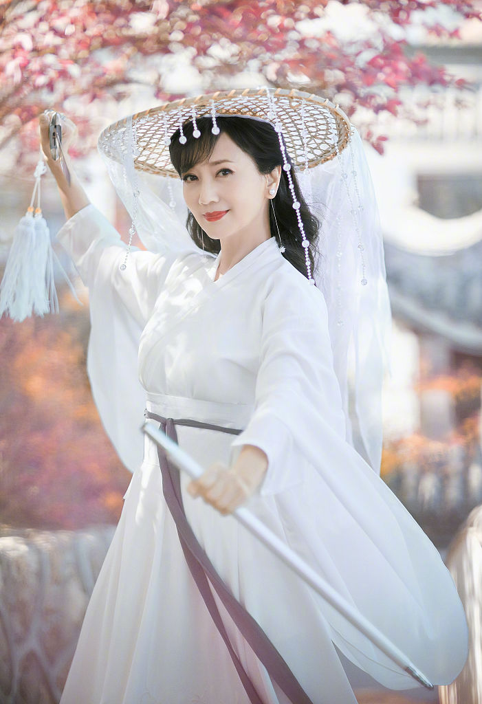 梦回周芷若赵雅芝穿白衫变身侠女身姿婀娜气质淡雅