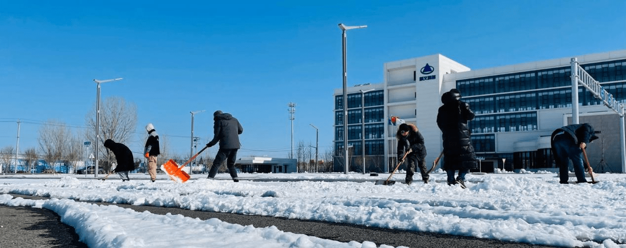 (图：有驾原创项目组部分成员在紧张清理场地积雪)