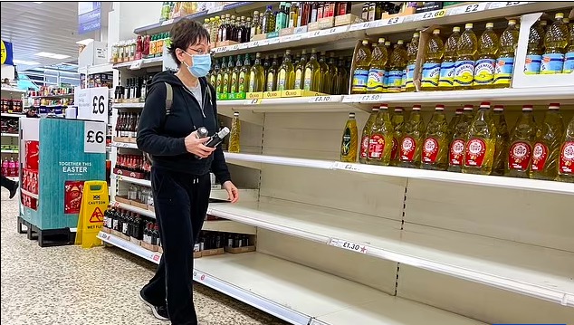 俄乌冲突使英国食用油供应紧张，超市纷纷开始限购