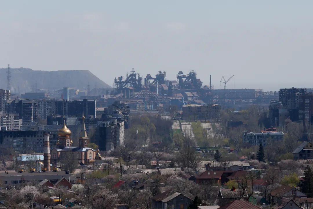 这是4月20日在马里乌波尔拍摄的亚速钢铁厂。新华社发（维克托摄）