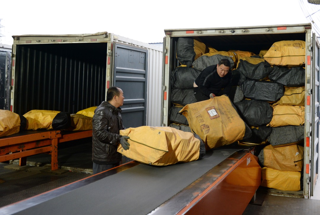 4月27日,白沟新城快递自动化分拣车间,工人扫描大件包裹.