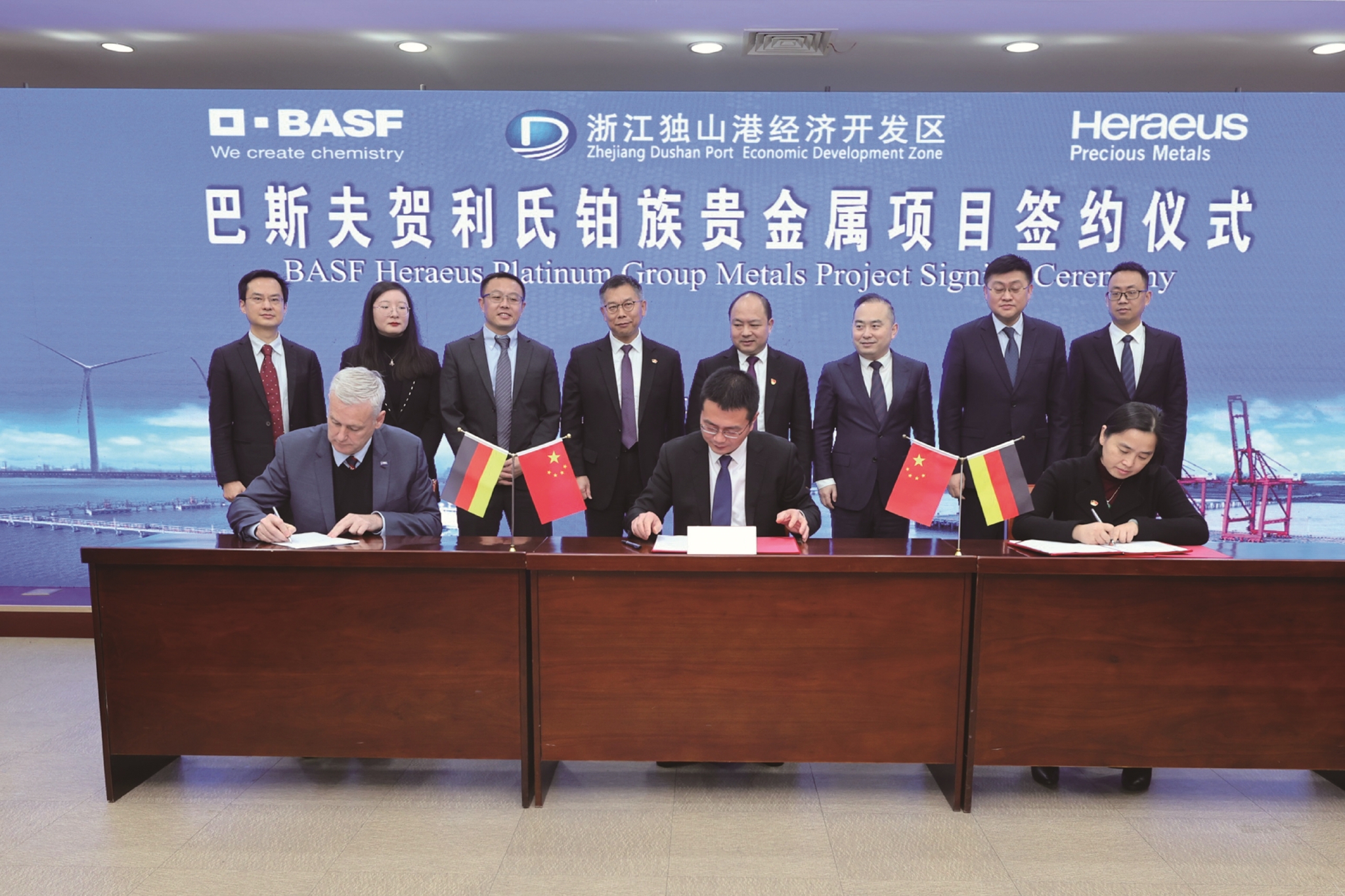 物资的卡车从独山港镇出发,目的地是巴斯夫催化剂(上海)有限公司总部