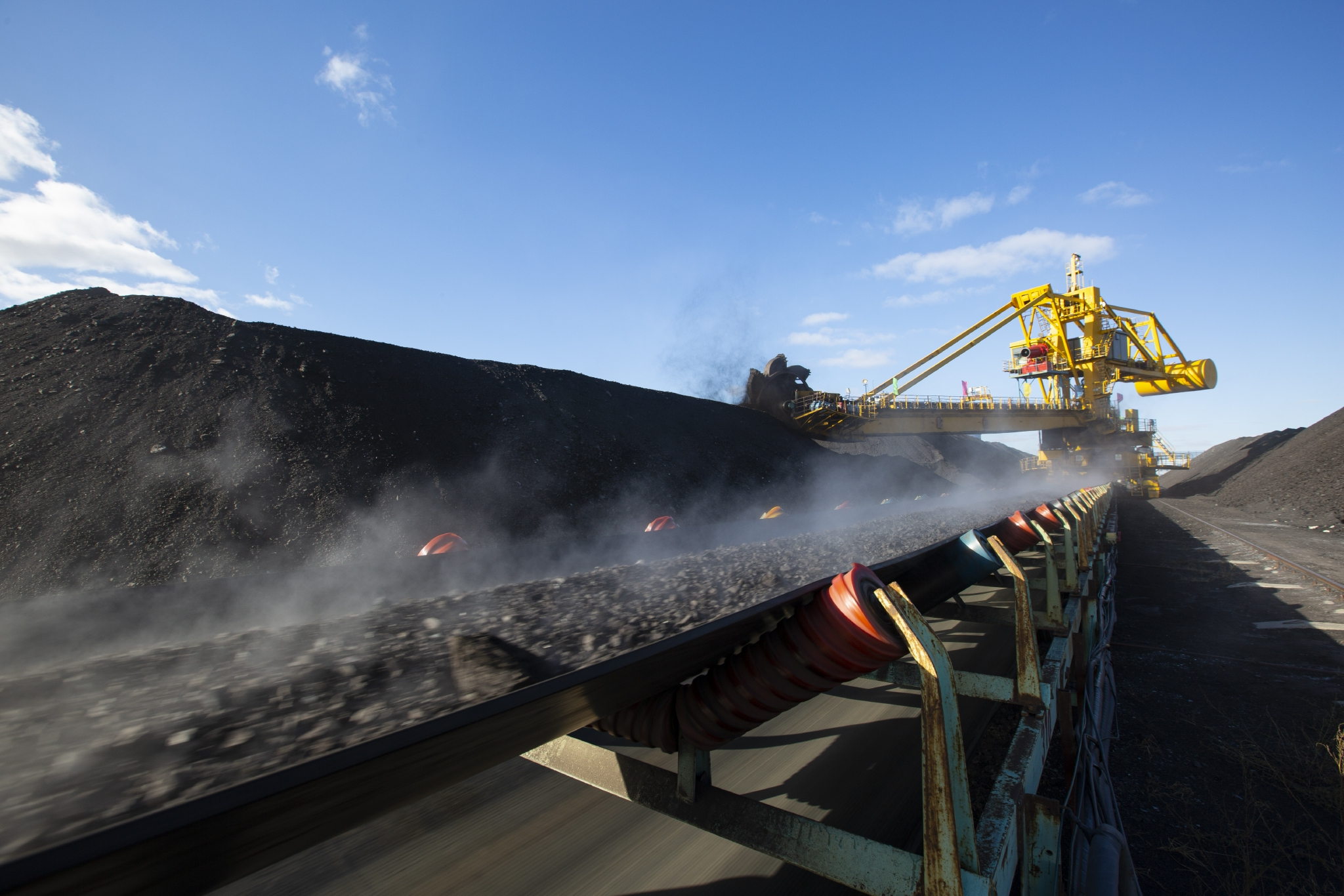 煤田项目落地生根……煤电产业延伸发展带来的效益让公司在低迷的资本