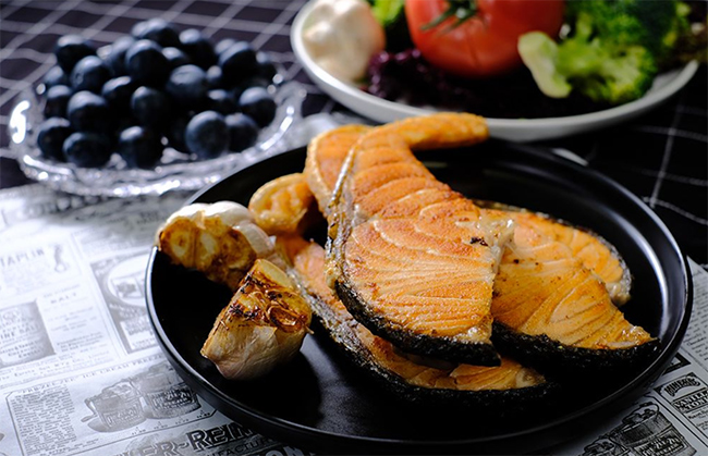 　　居民膳食指南首次推荐三文鱼。来源：《中国居民膳食指南(2022)》