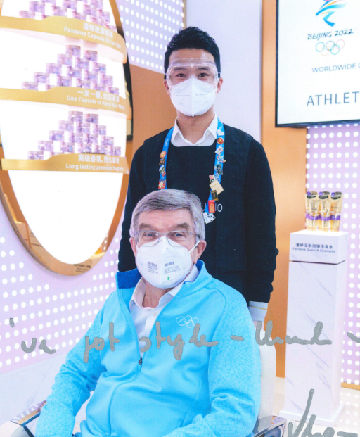 　　朱宥承在冬奥期间为国际奥委会主席巴赫先生服务