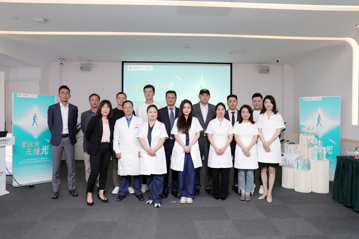 　　(参会领导及医生合影)