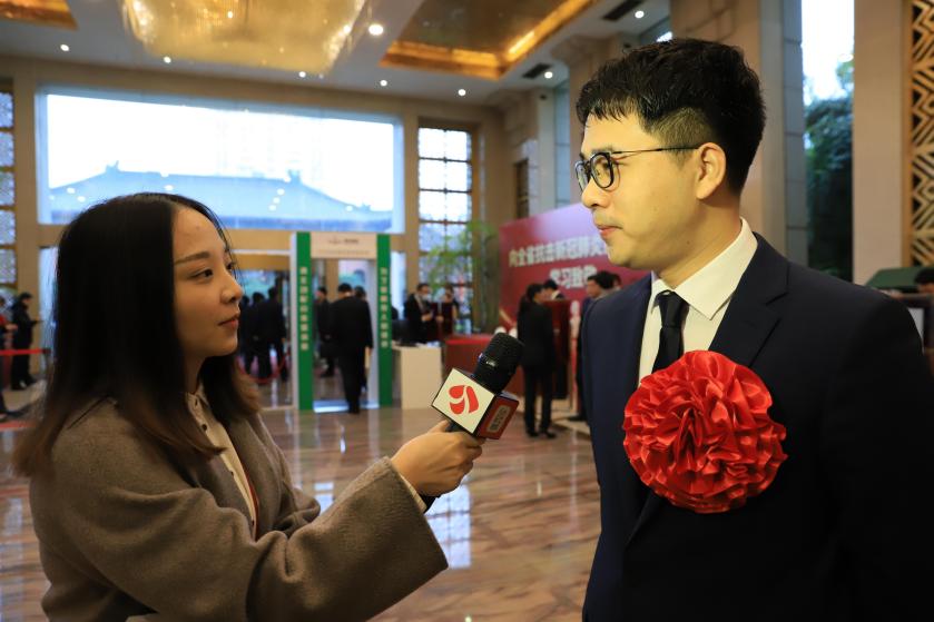 　　图：鱼跃医疗董事长吴群接受媒体采访