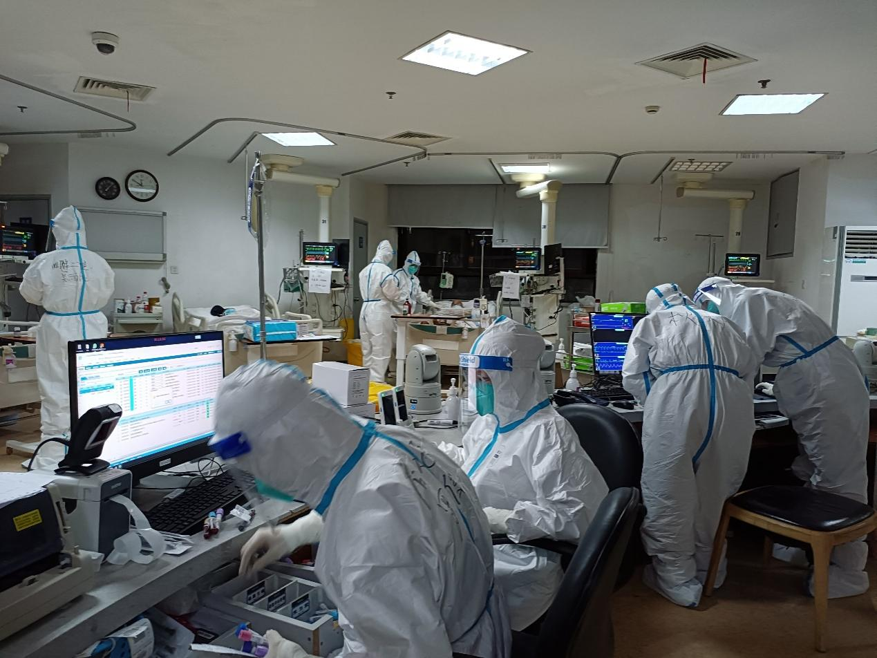 转战无问西东救治不分昼夜上海icu病房里的抗疫战士