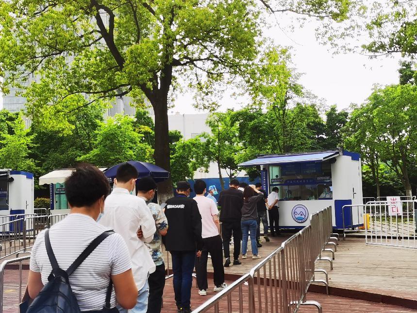 　　▲图 居民正在吴中广场核酸采样工作站排队采样