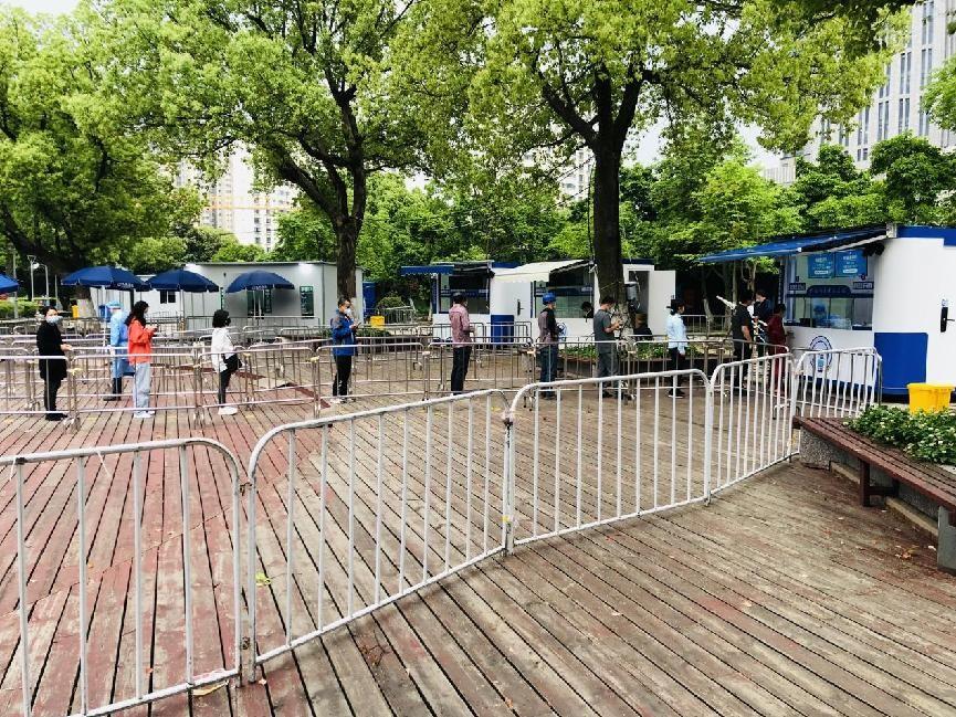 　　▲图 居民正在5G数字化核酸采样工作站排队采样