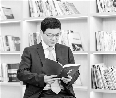 行动中,宁波市委常委,北仑区委书记潘银浩领读长篇报告文学《铸就》