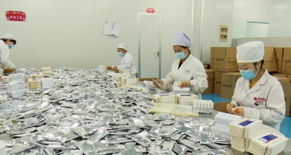 图为位于兴安盟的内蒙古奥特奇蒙药股份有限公司药品包装车间