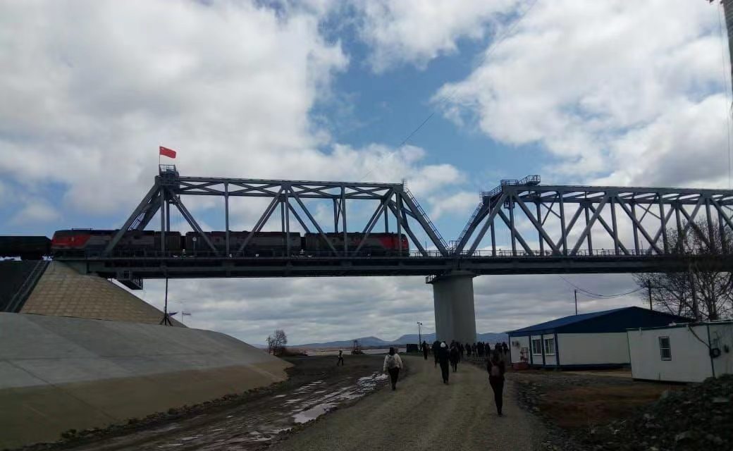 俄举行中俄首座跨江铁路大桥俄方段竣工典礼