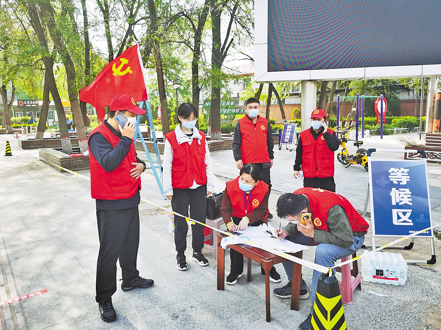 近日,馆陶县乡村振兴局党员志愿者在核酸采集现场做准备工作.
