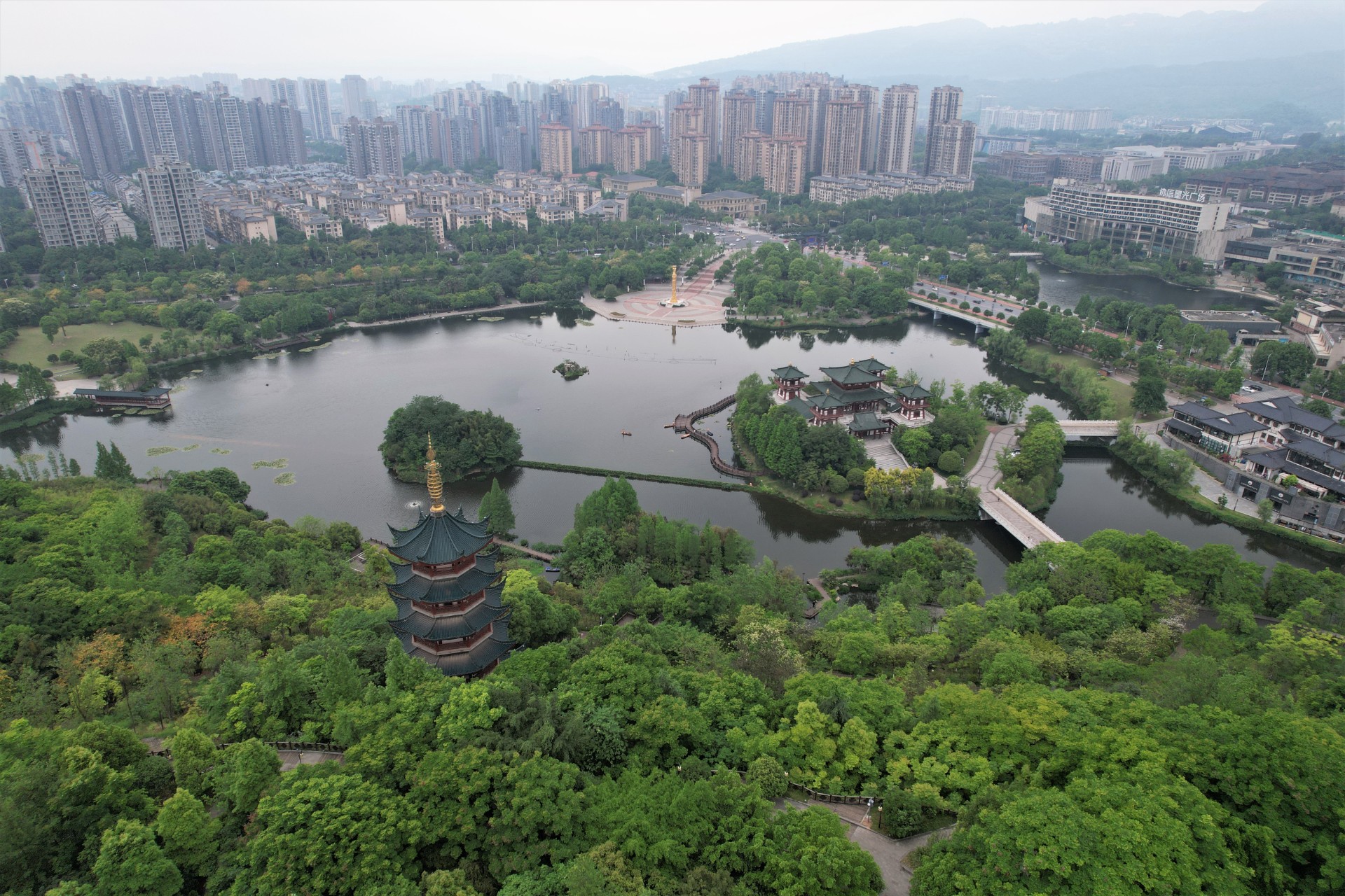 永川的兴龙湖,碧波荡漾,成为水体整治的另一大亮点 余常海摄"一直以来