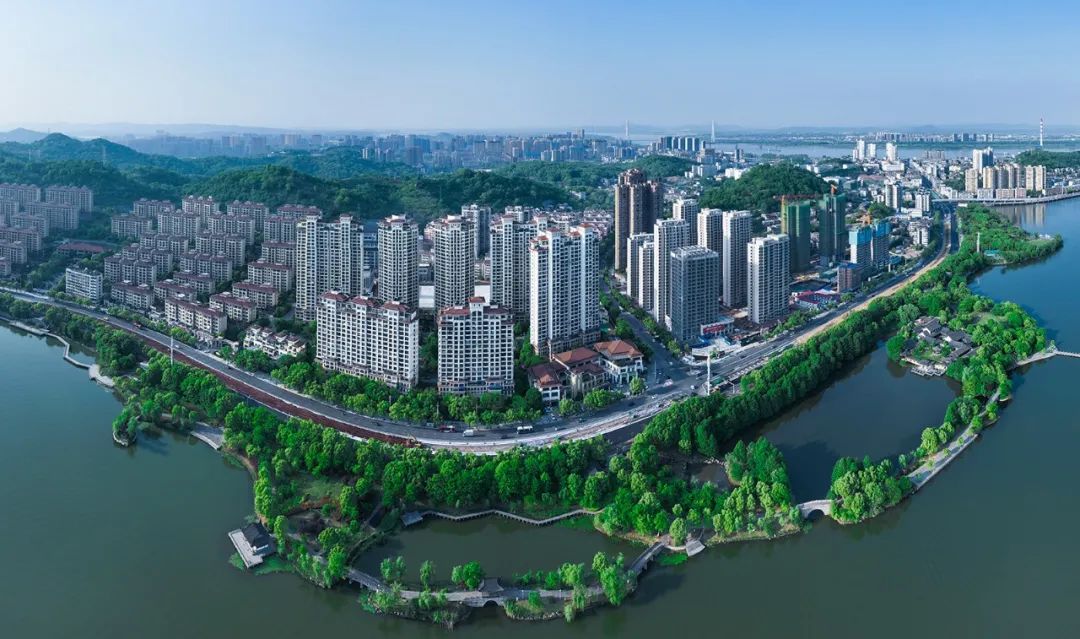 磁湖北岸 .&nbsp; 石勇摄