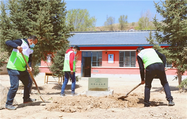 　　▲平台发动宁夏当地志愿者为甘岔小学挖建“环保公益机井”