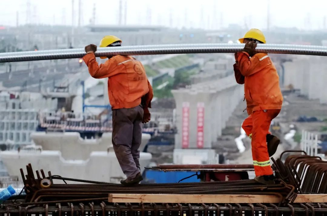 在江苏省太仓市某工地上，建筑工人正在作业。 叶晓宁 摄