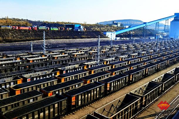 图为巴图塔站场运煤专列有序装车