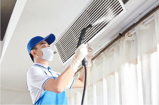 图为轻喜到家家居工程师进行空调高温蒸汽洗服务